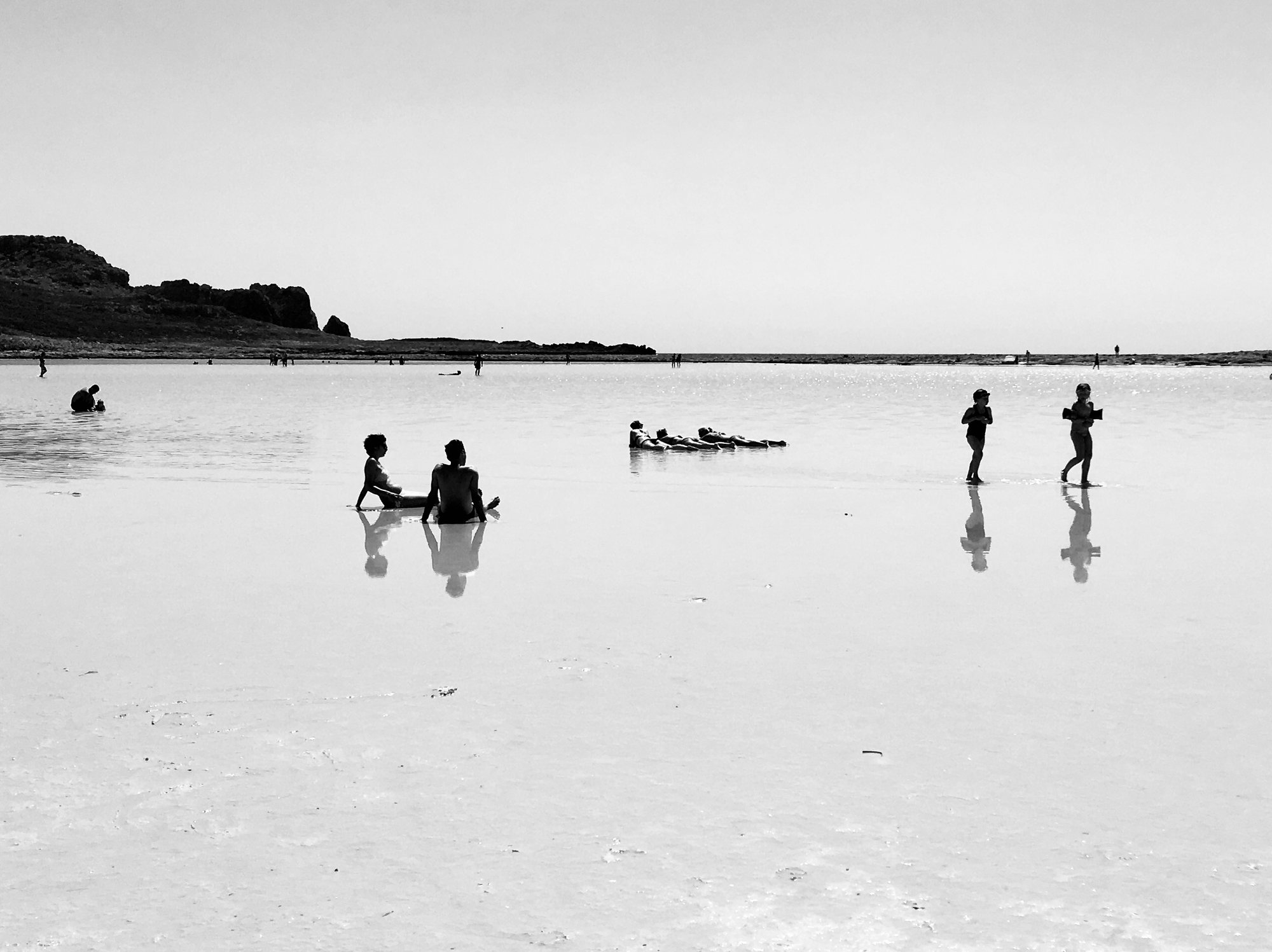Silhouettes sur une plage à marée basse, Grèce