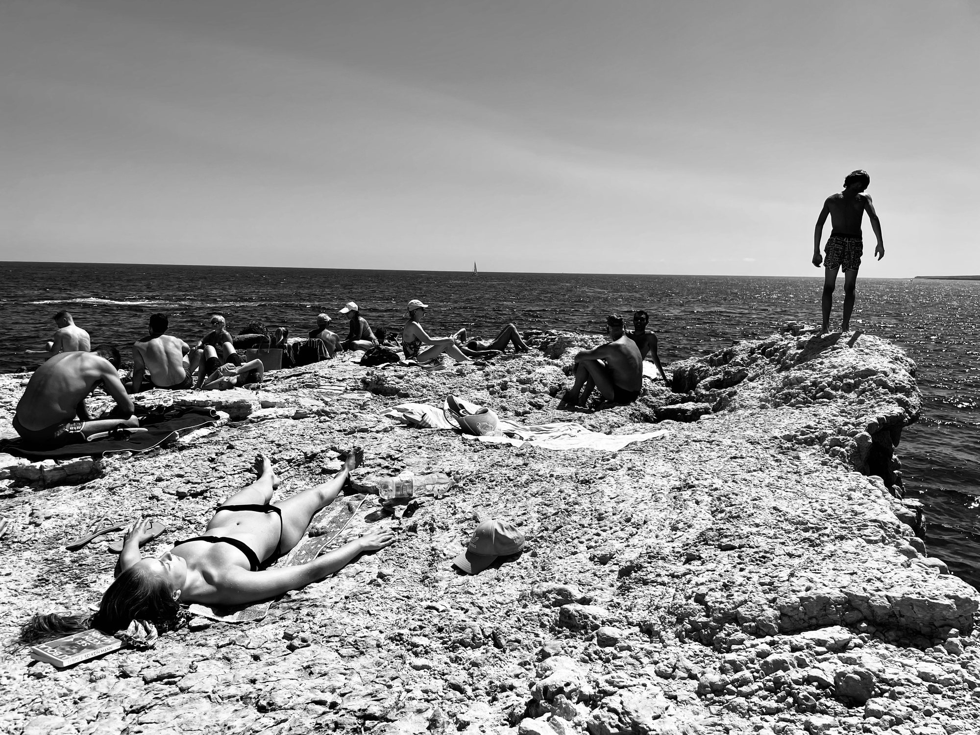 Baigneurs sur des rochers, Méditerranée