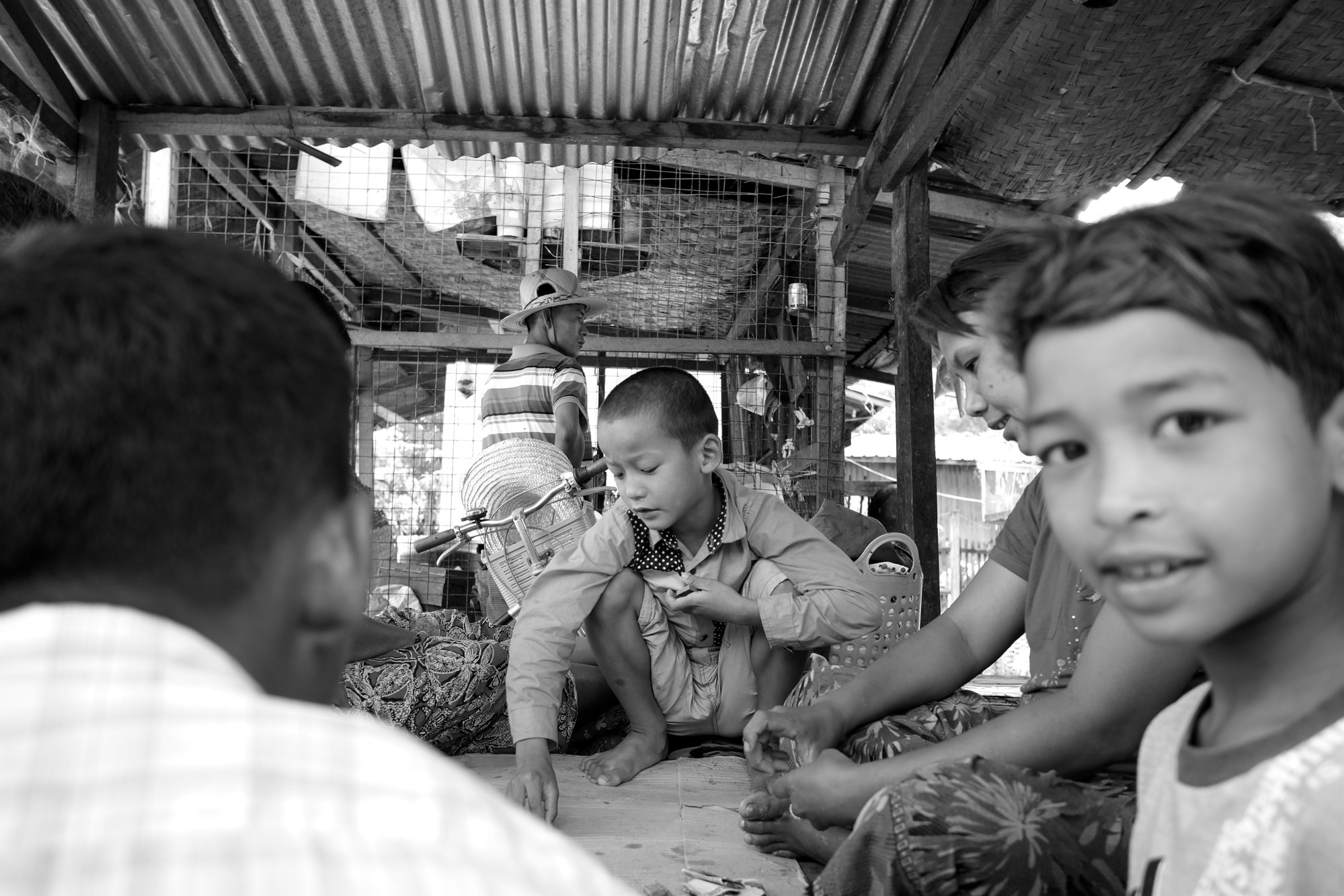 Enfants sous un abri en tôle, Birmanie