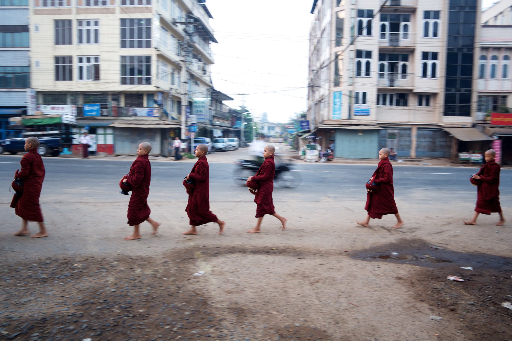 Jeunes moines traversant une rue, Birmanie