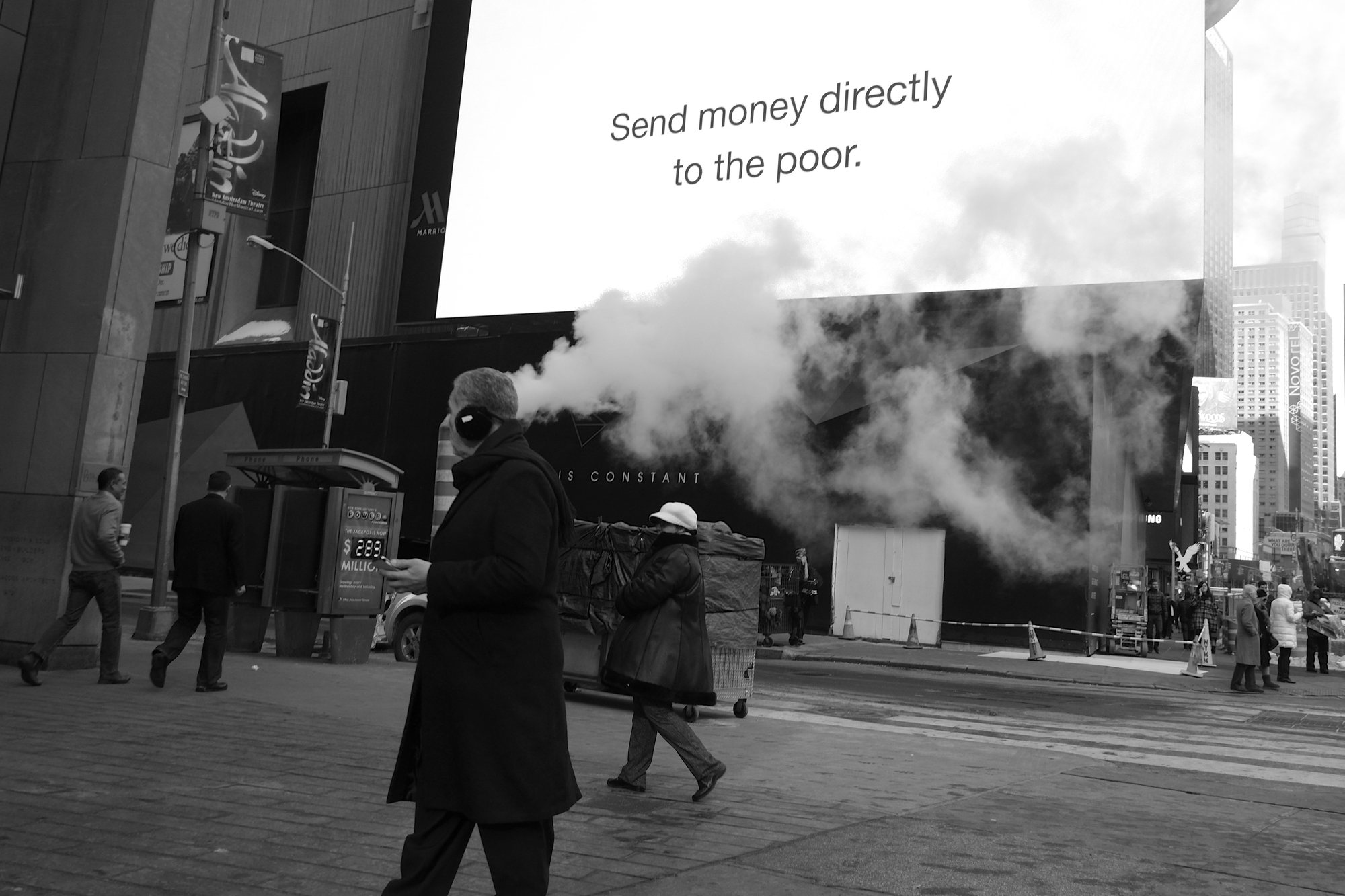 Passants et vapeur devant un panneau publicitaire, New York