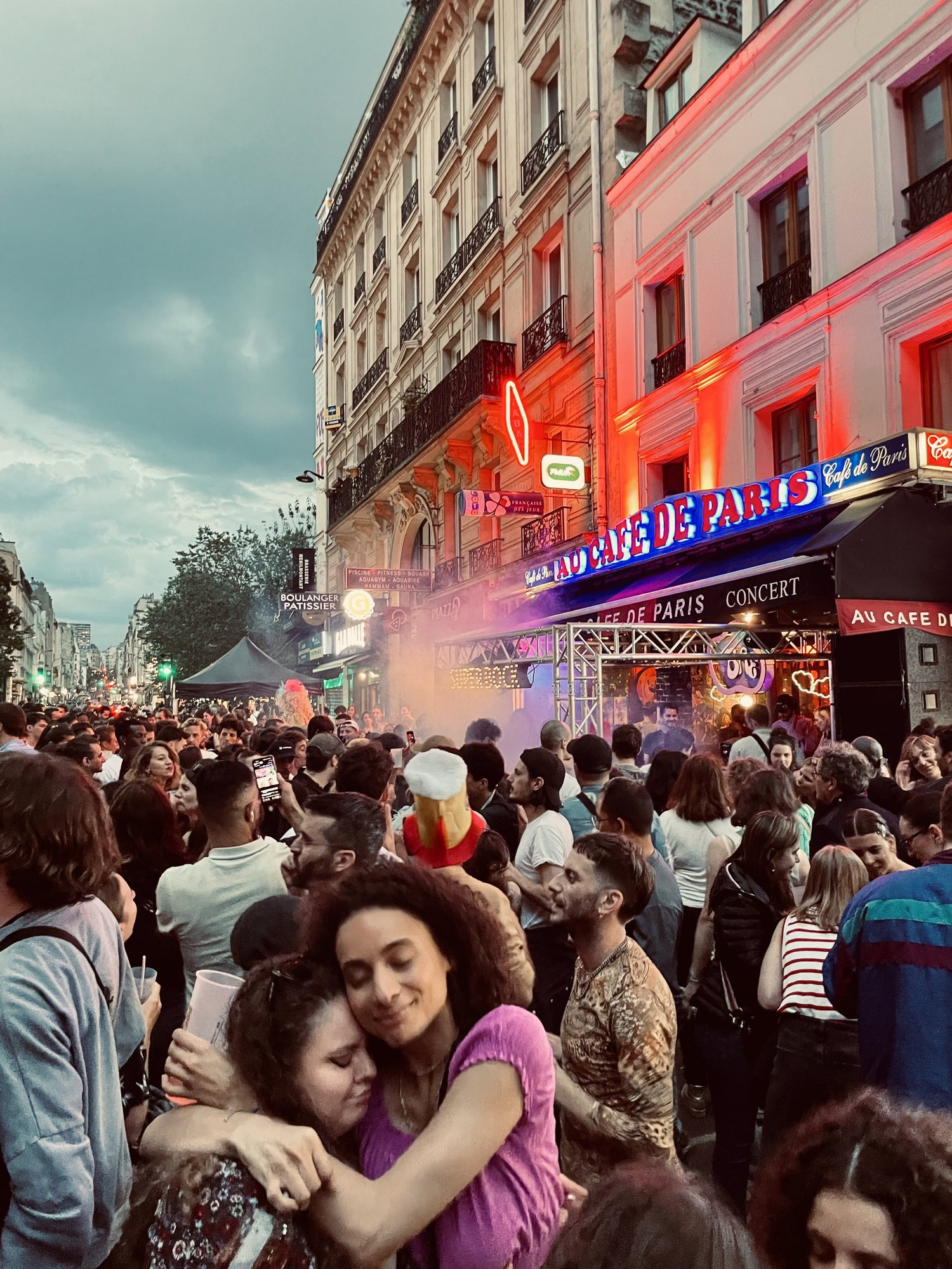 Foule devant Au Café de Paris, Paris