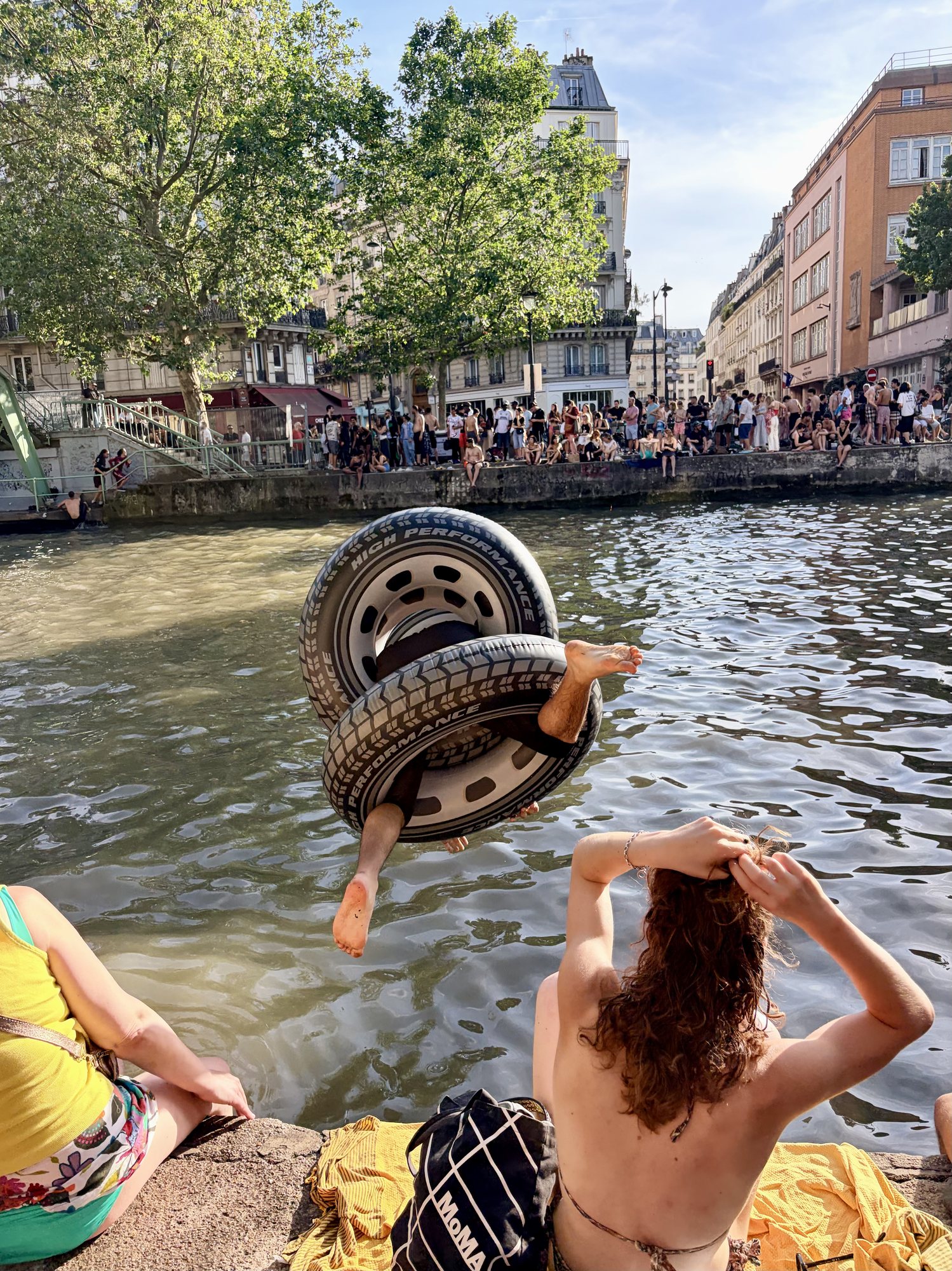 Saut dans le canal Saint-Martin, Paris