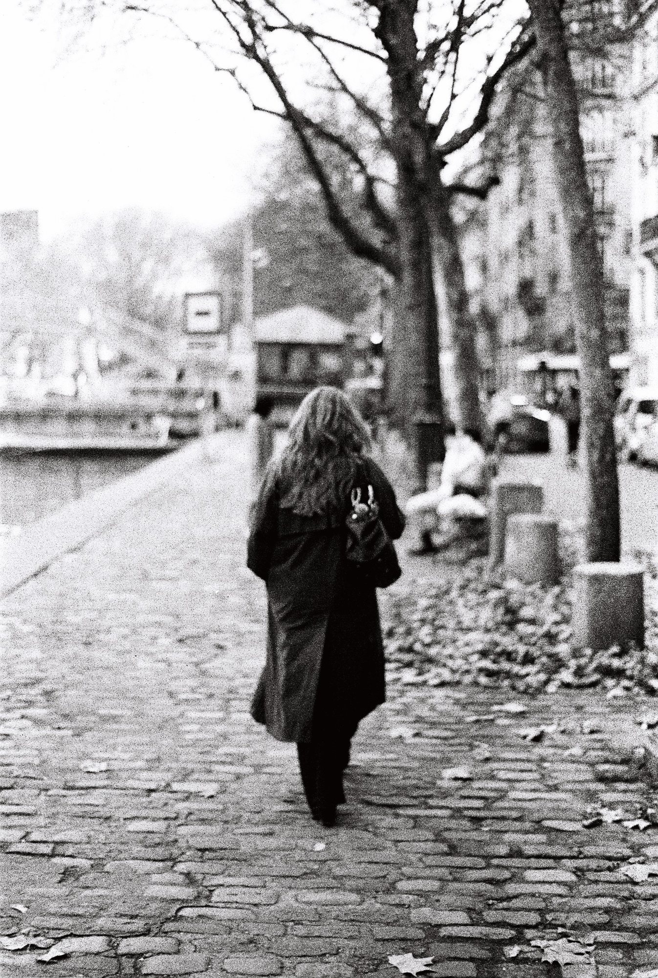 Silhouette de dos le long d'un canal, Paris