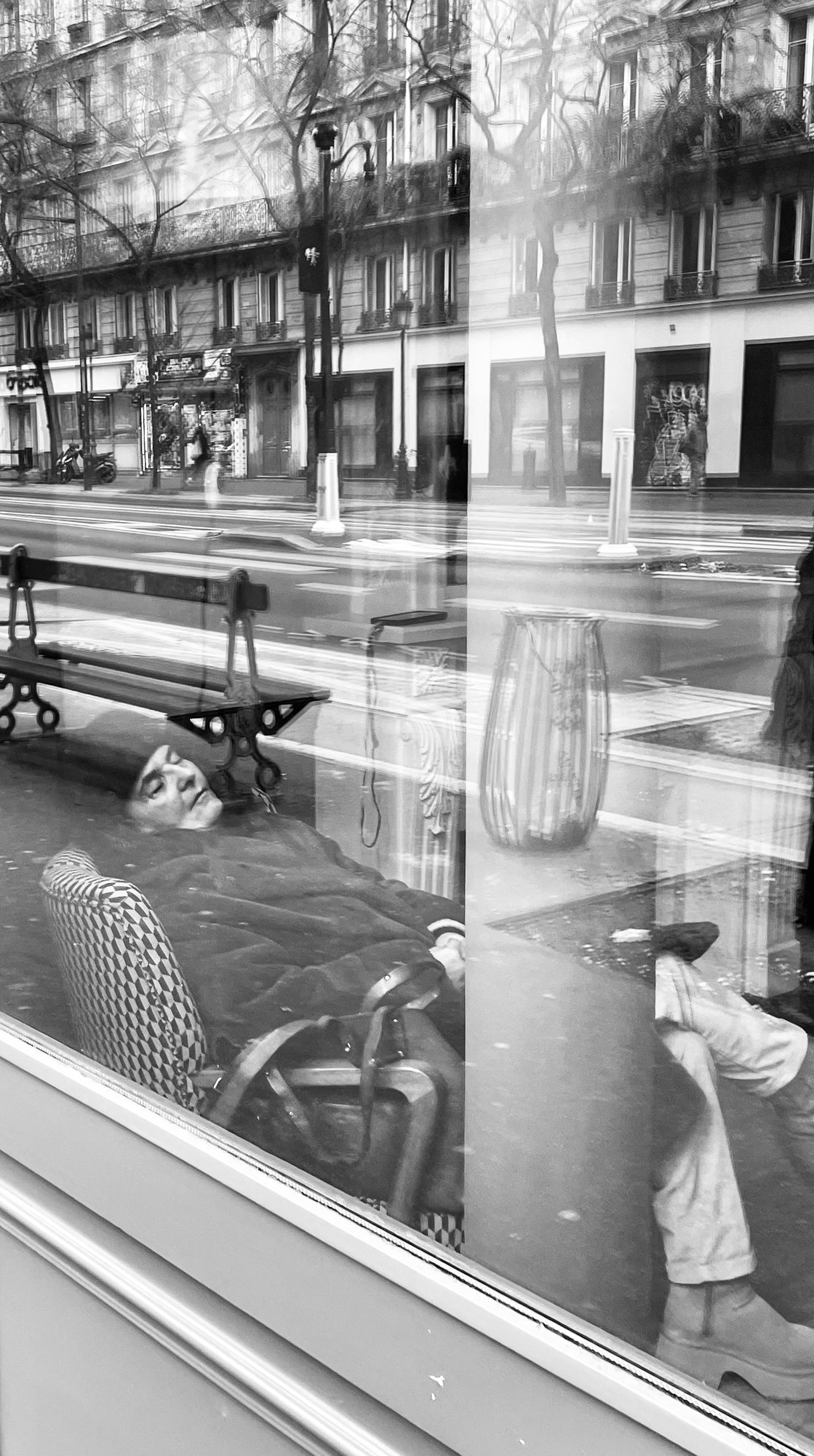 Reflet dans une vitrine, Paris