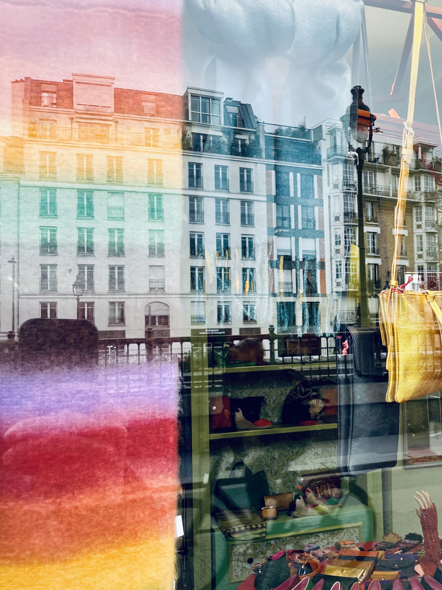 Reflet coloré dans une vitrine, Paris